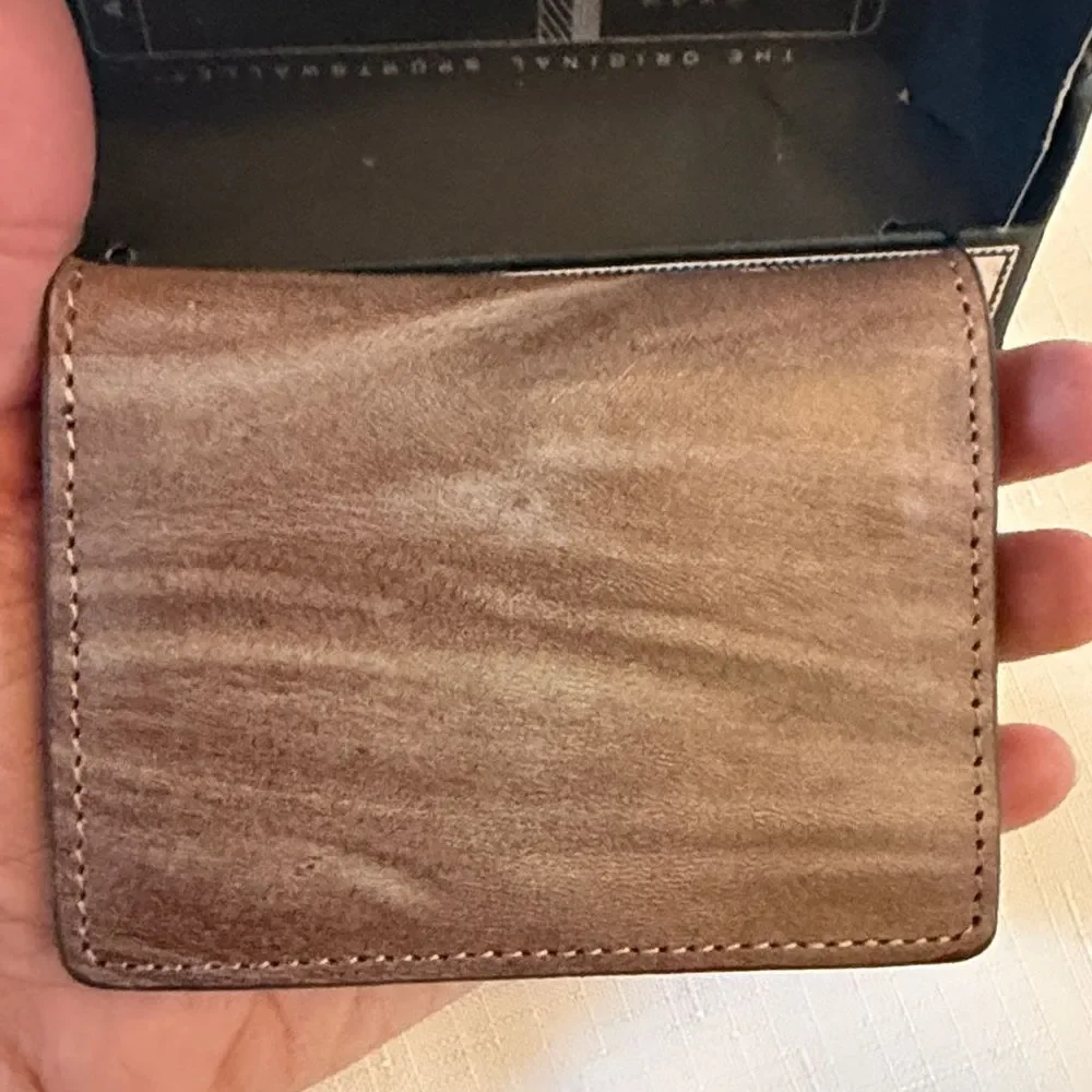 J. FOLD LEATHER CARRIER WALLET.  NEW IN BOX